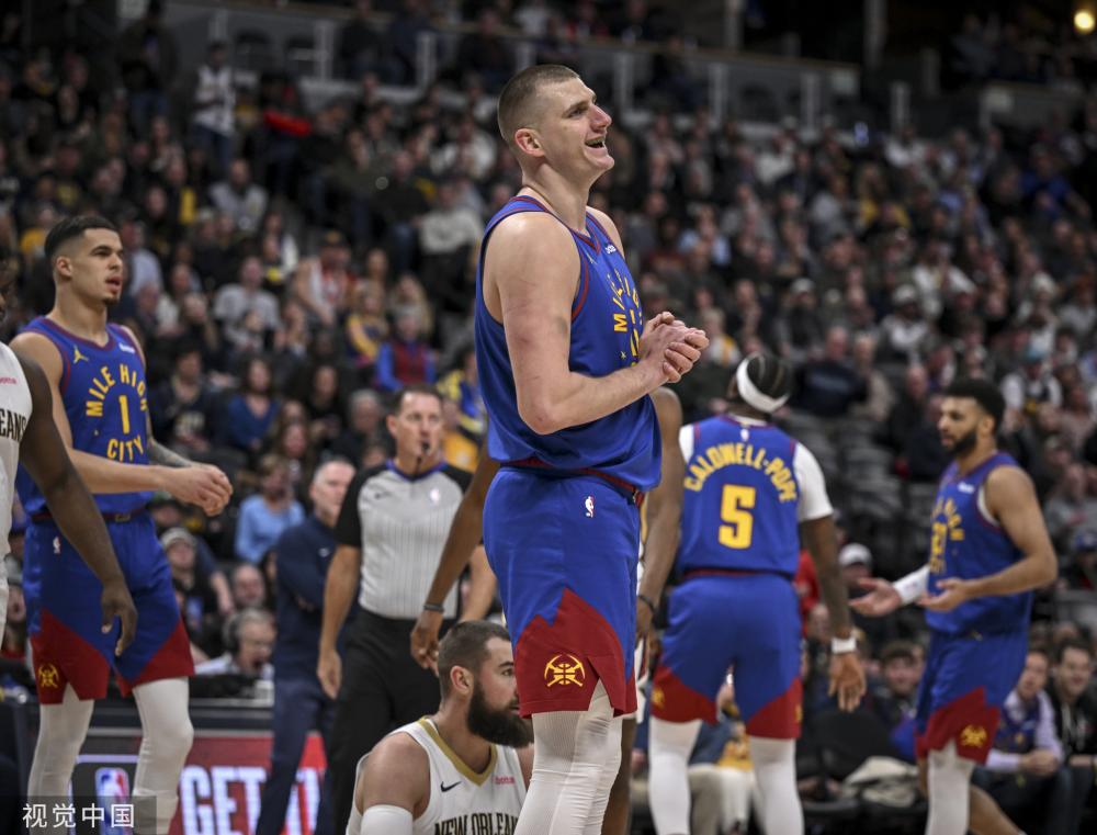 他们帮助球 他们帮助球