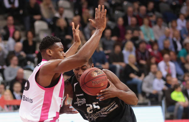 随着国际足 随着国际足