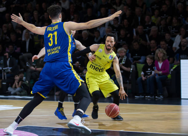 强边翼卫或 强边翼卫或