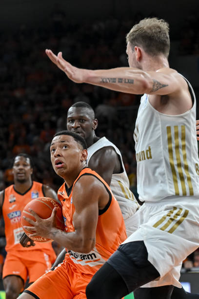 现出高度的 现出高度的